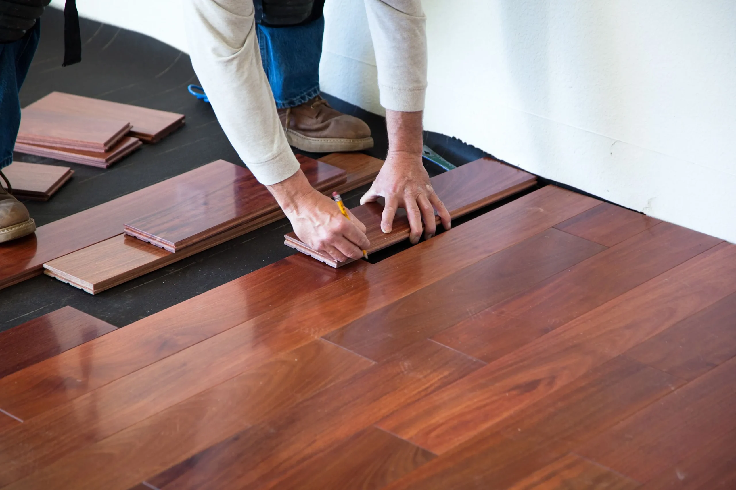 installing-hardwood-floor-170040982-582b748c5f9b58d5b17d0c58